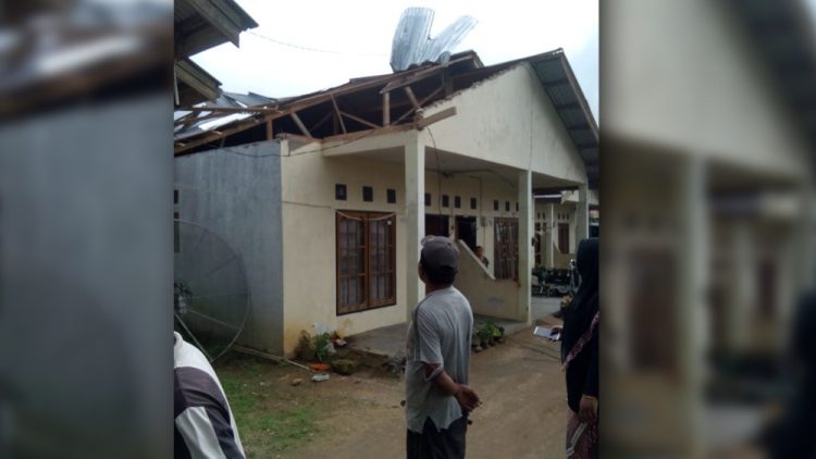 Salah satu atap rumah warga Tilatang Kamang rusak akibat diterjang angin puting beliung (ist)