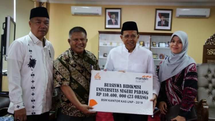 Area Manager Padang Bank Syariah Mandiri Azhar menyerahkan secara simbolis beasiswa bagi mahasiswa UNP kepada Rektor UNP Ganefri. (Foto: Humas UNP)