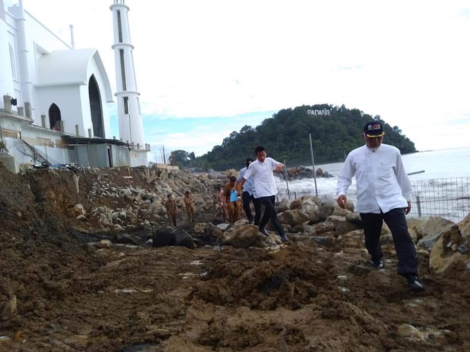 Masjid Baru Pantai Padang Terancam Abrasi, Dinding Laut Mulai Dibangun