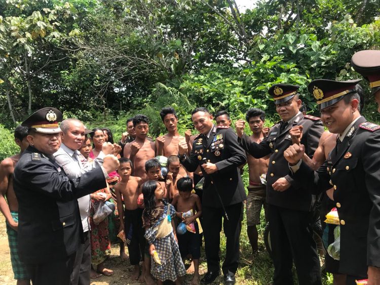 Kapolres Solok Selatan Selatan AKBP Imam Yulisdianto saat berbagi dengan Anak Suku Dalam (ist)