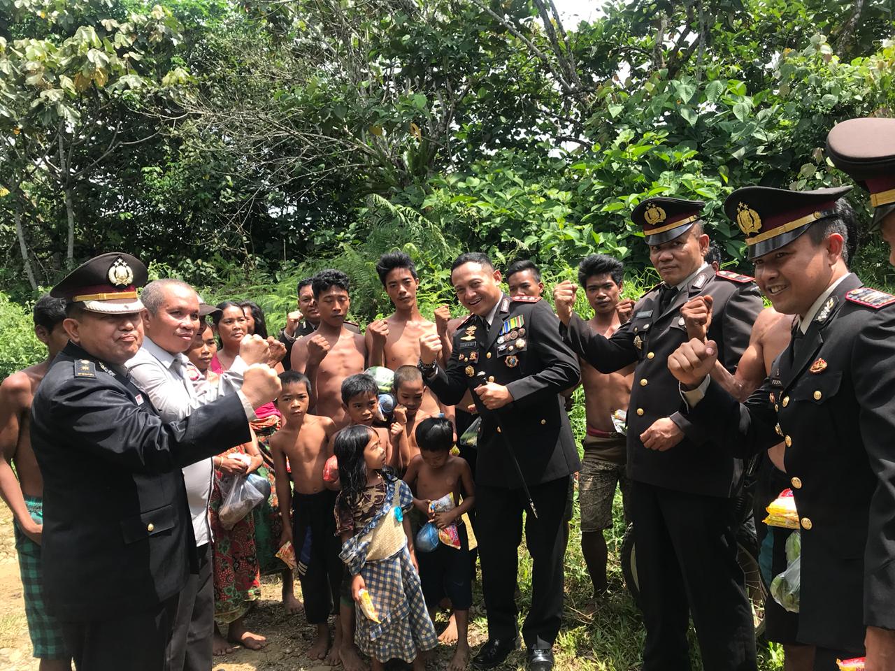 Polres Solok Selatan Berbagi Dengan "Orang Rimba" di HUT Bhayangkara ke-73