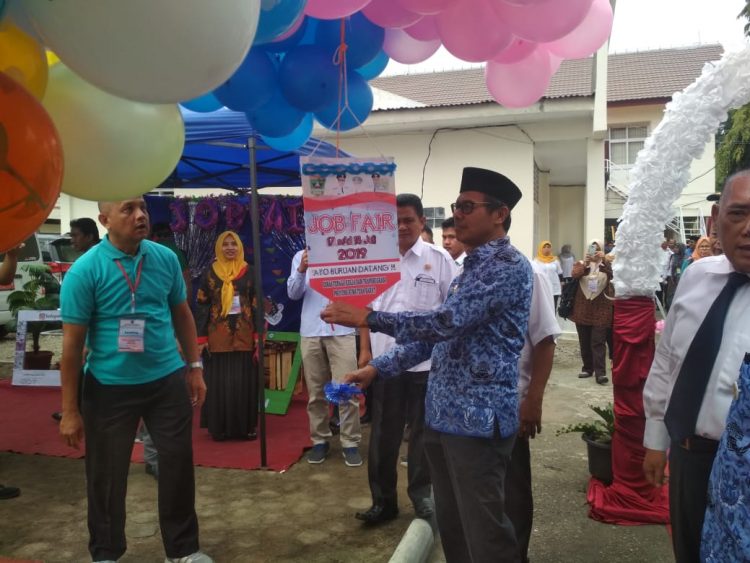 Gubernur Sumbar saat membuka job fair 2019 di kantor Disnaskertran Sumbar (Rahmadi/langgam.id)