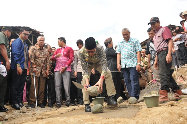 Gubernur Sumbar Irwan Prayitno meletakkan batu pertama pembangunan Pasar Koto Baru di Kecamatan X Koto, Kabupaten Tanah Datar, Sabtu (Foto: Humas Pemprov Sumbar)