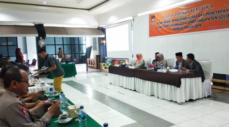 KPU Kabupaten Solok saat rapat pleno penetapan 35 caleg terpilih DPRD Kabupaten Solok (ist)