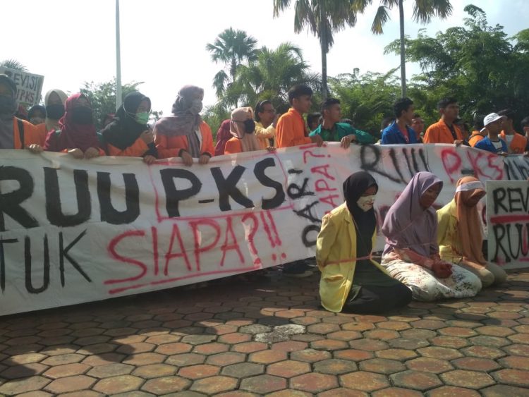 Aksi penolakan sejumlah pasal RUU-PKS mahasiswa di DPRD Sumbar (Foto: Rahmadi/Langgam.id)