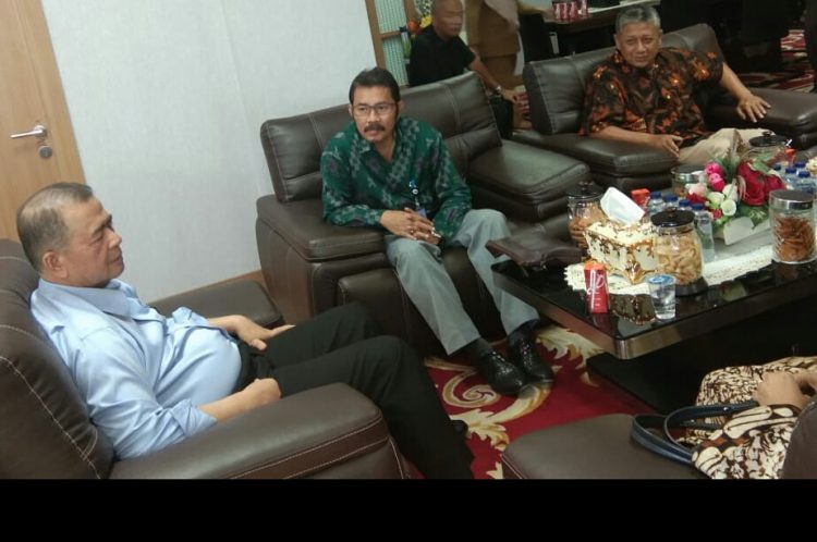Wakil Gubernur Sumbar Nasrul Abit ketika menjamu Kepsta TVRI Sumbar Alri Pamuntjak di ruangan kerjanya, Selasa (16/7/2019)