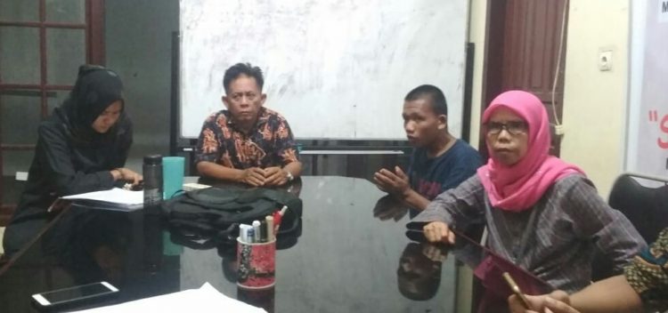 Korban yang diduga mengalami kekerasan oleh oknum polisi Polsek Nan Sabaris saat berada di LBH Padang (Rahmadi/langgam.id)