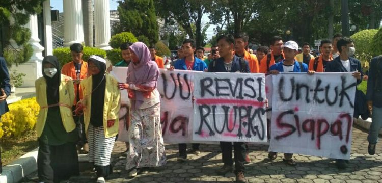 Mahasiswa demo RUU-PKS ke kantor DPRD Sumbar (Foto: Rahmadi/langgam.id)