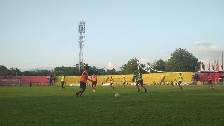 Pemain Semen Padang FC tengah latihan. (Foto: Rahmadi)