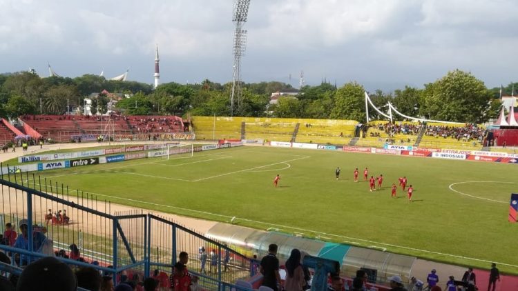 Semen Padang FC vs Arema FC. (Foto: Osh)