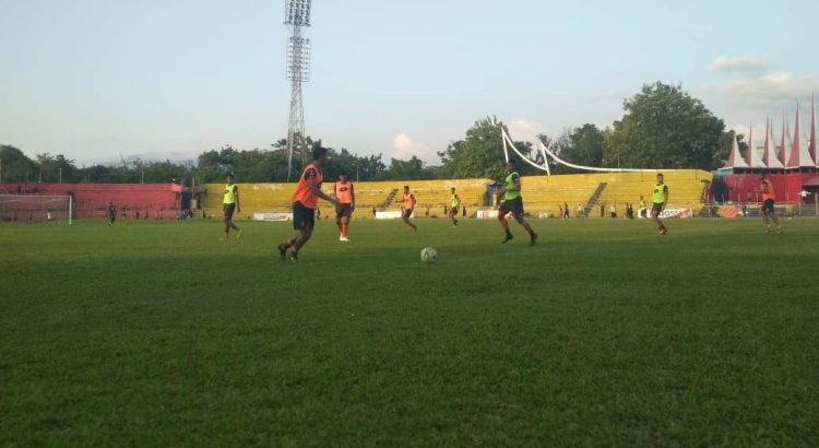 Skuad Semen Padang dalam latihan di Stadion Haji Agus Salim. (Foto: Rahmadi)