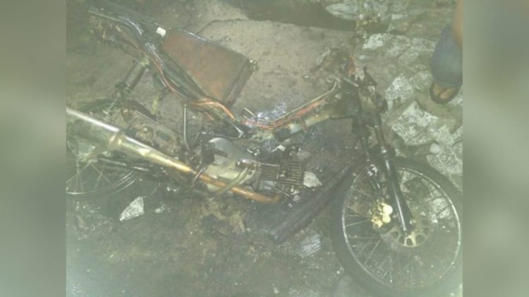 Sepeda motor yang terbakar. (Foto: Polsek IV Koto/tribratanews.sumbar.polri.go.id)