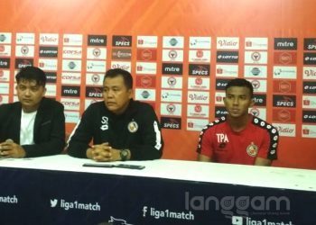 Syafrianto Rusli (tengah) dalam jumpa pers setelah Semen Padang kalah dari PS Tira Persikabo. (Foto; Rahmadi)