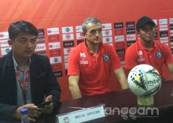 Pelatih Arema FC Milomir Seslija (tengah), Kiper Arema FC Utam Rusdiana (kanan) bersama Media Officer Semen Padang FC Roni (kiri). (Foto: Rahmadi)