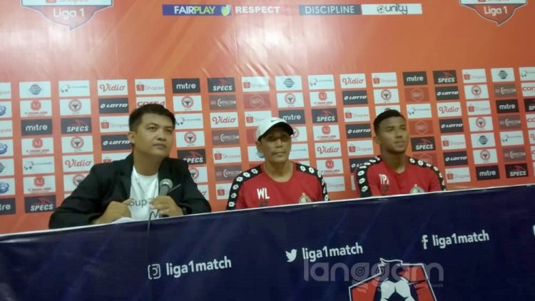 Media Officer Semen Padang FC Roni bersama Pelatih  Weliansyah (tengah) dan Kiper Teja Paku Alam dalam jumpa pers usai pertandingan. (Foto: Rahmadi)