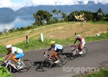 Para pembalap Tour de Singkarak beberapa tahun lalu melewati jalur Kelok 44, Danau Maninjau, Kabupaten Agam. (Foto: Hendra)
