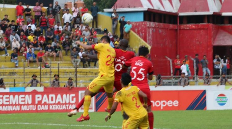 Pertandingan Semen Padang FC vs Bhayangkara FC di Stadion GOR Haji Agus Salim, Padang. (Foto: Media Officer Semen Padang FC)