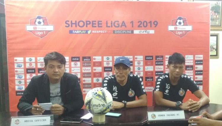 Pelatih Semen Padang FC Weliansyah (tengah) dan Pemain SPFC Dedi Gusmawan (kanan) bersama Media Officer Roni Valega, dalam jumpa pers. (Foto: Rahmadi)