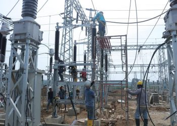 Pekerja sedang merampungkan pembangunan Gardu Induk (GI) di Kabupaten Dharmasraya, persisnya di Jorong Sungai Baye, Nagari Sungai Rumbai, Kecamatan Sungai Rumbai. Foto: Humas Pemkab Dharmasraya