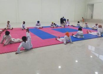 Latihan olah raga beladiri karate. (Foto: berita.payakumbuhkota.go.id)