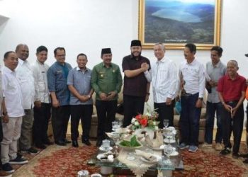 Pertemuan Wali Kota Padang Panjang Fadly Amran dan rombongan dengan Bupati Tanah Datar Irdinansyah Tarmizi. (Foto: Humas Pemkab Tanah Datar)