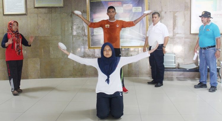 Dua siswa wakil Sumbar di Paskibraka Nasional berlatih menari didampingi para pelatih. (Foto: Dispora Sumbar)
