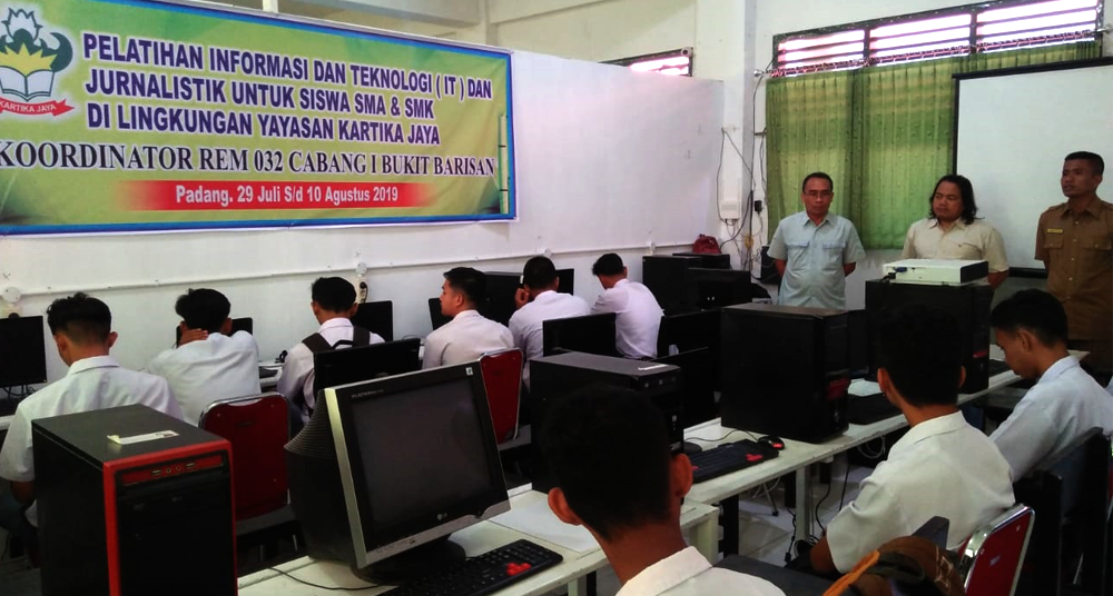 Tangkal Berita Bohong, Siswa SMK Kartika Jaya 1-1 Dilatih Jurnalistik dan IT