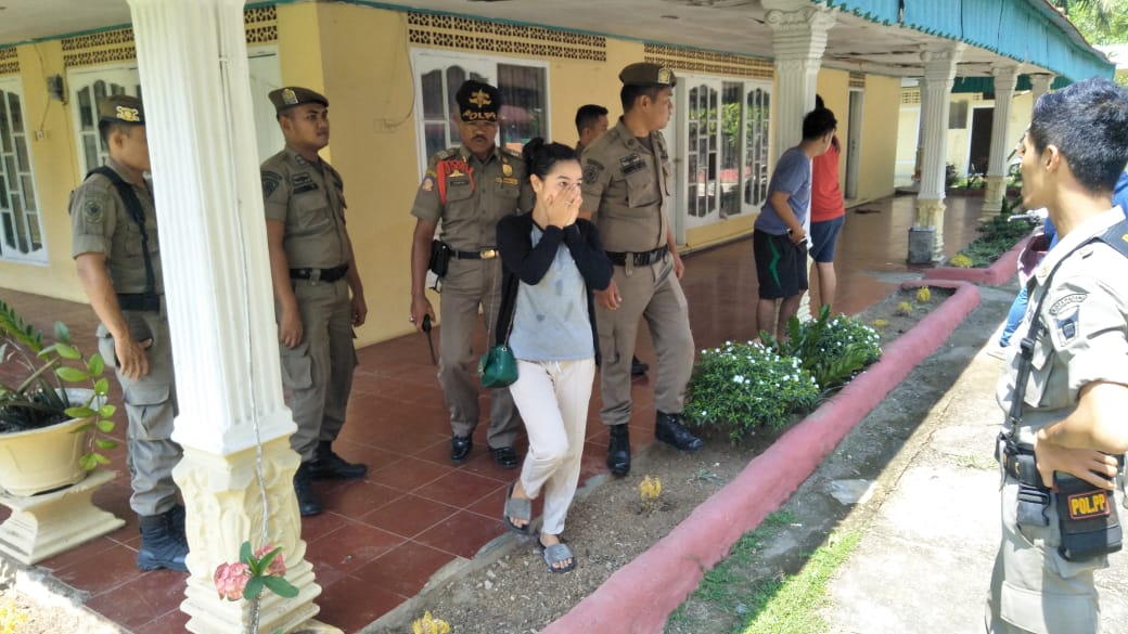 Siang Hari Berduaan di Kamar Penginapan, 2 Pasangan Ilegal Ditangkap Satpol PP Padang