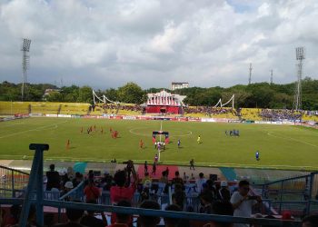 Pemandangan Stadion H. Agus Salim, Padang, jelang detik-detik kick off Semen Padang vs Arema, Jumat (12/7) sore. Foto: YH