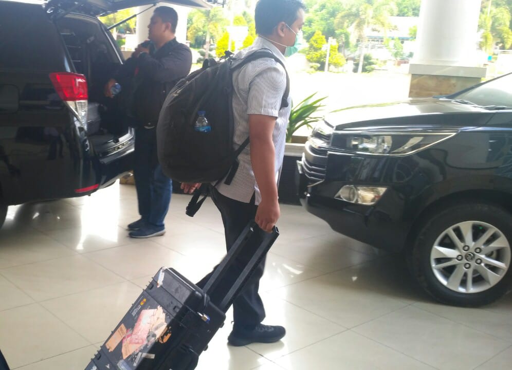 30 Penyidik KPK Geledah Kantor Bupati Solok Selatan, Muzni Zakaria Mengantar Jemaah Haji