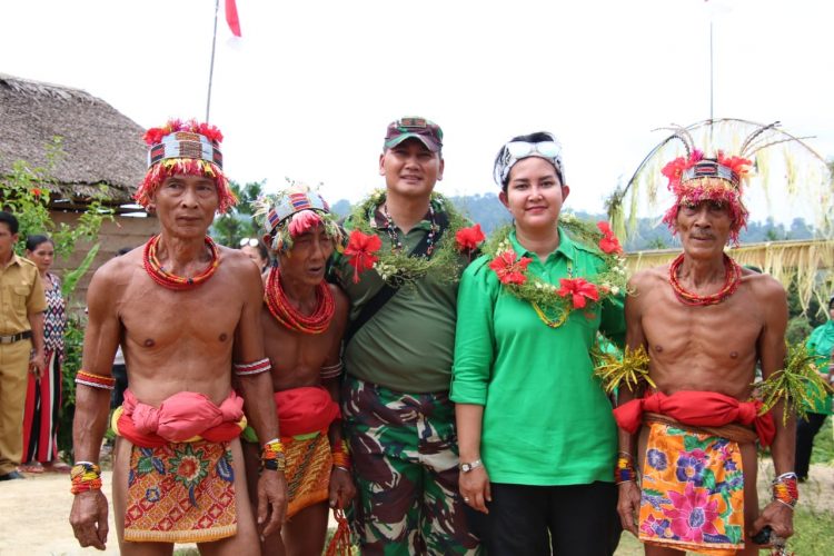 Danrem 032 Wirabraja Brigjen TNI Kunto Arief Wibowo bersama warga asli Mentawai (ist)