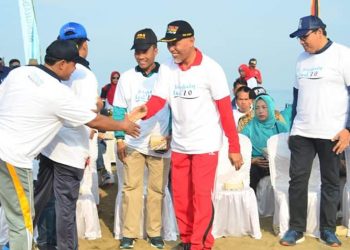 Wali Kota Padang Mahyeldi Ansharullah saat kegiatan menghadap laut (Foto: Humas Kota Padang)