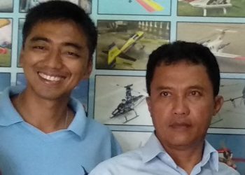 Kasi Opslat Pangkalan Udara Sutan Sjahrir Padang Mayor Tek. Wahyudi Krisdyanto dan Instruktur Paralayang FASI Sumbar Heri Suseno (ist)