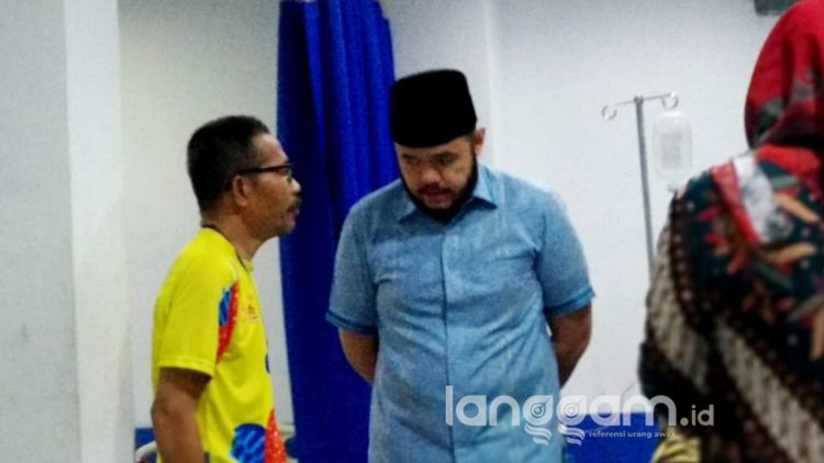 Wali Kota Padang Panjang Fadly Amran saat membesuk korban jatuhnya speaker dan sound system di RS Kartika Docta Padang (Foto: Irwanda)