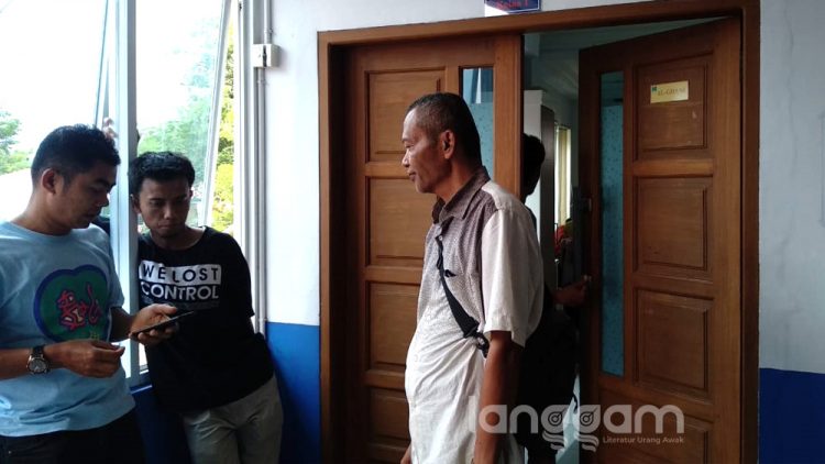 Keluarga korban sound system 'maut' di Rumah Sakit Khusus Bedah (RSKB) Kartika Docta Kota Padang (Foto: Irwanda)