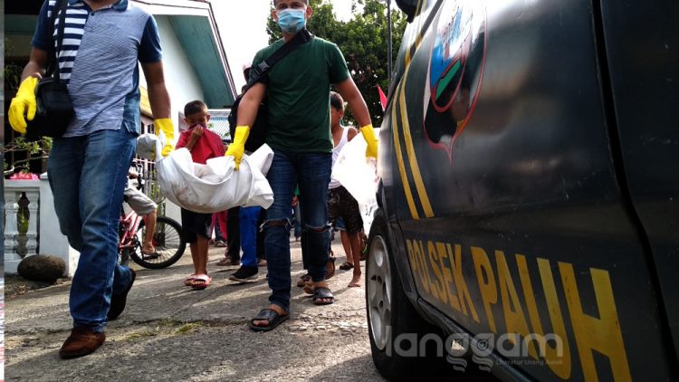 Evakuasi jasad bayi yang ditemukan tewas di bendungan anak sungai di Kota Padang (Foto: Irwanda/langgam.id)