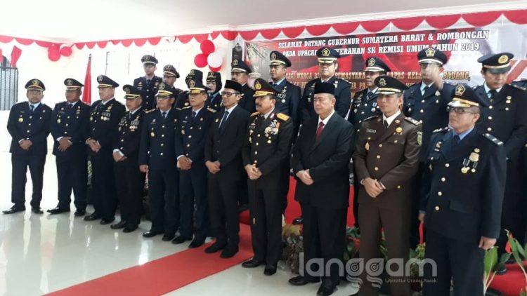 Prosesi pemberian remisi terhadap narapidana di Lapas Anak Air Padang yang dilakukan oleh Gubernur, Kapolda Sumbar, dan Wakil Gubernur Sumbar (Foto: Rahmadi)