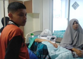 Korban sound system 'maut' Tiara Afririani jelang menjalani operasi patah tulang di Padang (Foto: Irwanda)