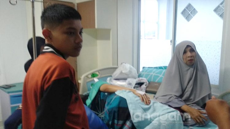 Korban sound system 'maut' Tiara Afririani jelang menjalani operasi patah tulang di Padang (Foto: Irwanda)