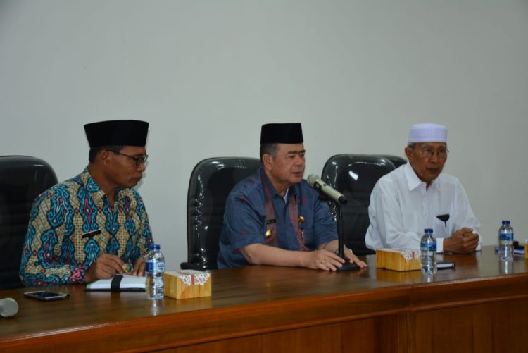 Wakil Gubernur Sumbar Nasrul Abit saat menggelar rapat dengan pengurus Masjid Raya Sumbar (ist)
