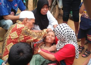 Nenek Fatimah di Pasbar yang ditemukan selamat setelah empat hari dinyatakan hilang (ist)