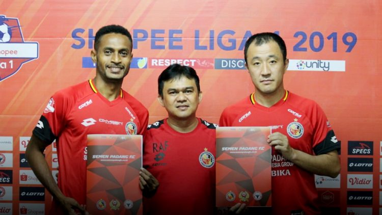 Yu Hyun Koo dan Marco Kabiay resmi dokontrak untuk memperkuat tim Semen Padang FC (Foto: Dok. Semen Padang FC)