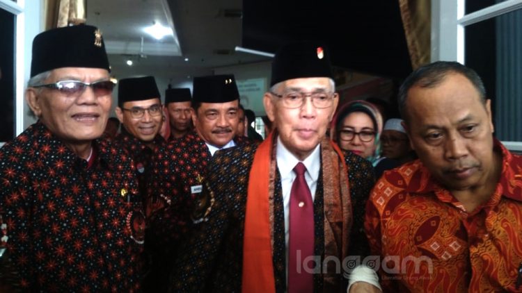 Wakil Presiden Indonesia ke-6 Try Sutrisno saat berada di Padang menghadiri pengukuhan DHD 45 Sumbar (Foto: Rahmadi)