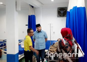 Wali Kota Padang Panjang Fadly Amran saat membesuk korban insiden jatuhnya speaker dan sound system di Padang Panjang (Foto: Irwanda)