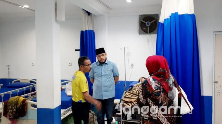 Wali Kota Padang Panjang Fadly Amran saat membesuk korban insiden jatuhnya speaker dan sound system di Padang Panjang (Foto: Irwanda)