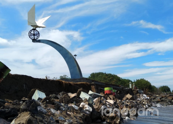 Monumen Merpati Perdamaian di pantai Muaro Lasak Padang (Irwanda/Langgam.id)