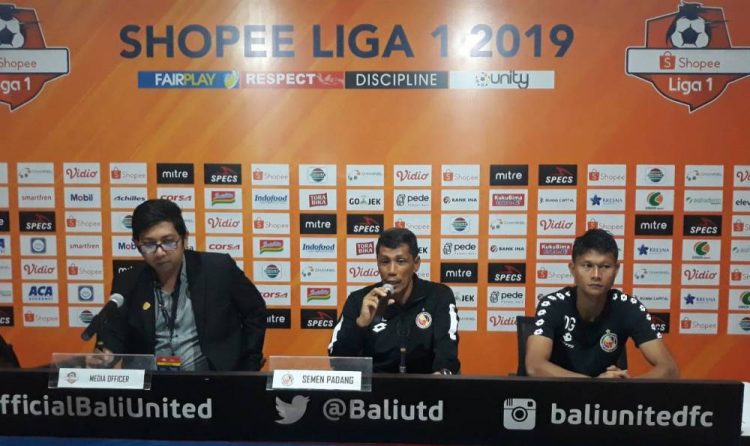 Pelatih Semen Padang FC Weliansyah (tengah) dalam jumpa pers usai menghadapi Bali United. (Foto: Doc. Media Officer SPFC)