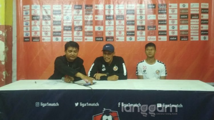 Pelatih Weliansyah (tengah), Dedi Gusmawan (kanan) dan Media Officer Roni (kiri) dalam jumpa pers seusai pertandingan. (Foto: Rahmadi)
