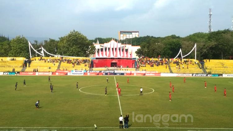 Pertandingan di Stadion GOR Haji Agus Salim. (Foto: Rahmadi)