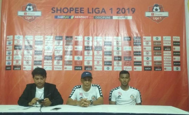 Pelatih SPFC Weliansyah (tengah) dalam jumpa pers. (Foto: Rahmadi)